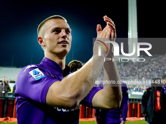 Albert Gudmundsson of ACF Fiorentina celebrates the victory at the end of the Serie A Enilive match between ACF Fiorentina and AC Milan at S...