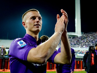 Albert Gudmundsson of ACF Fiorentina celebrates the victory at the end of the Serie A Enilive match between ACF Fiorentina and AC Milan at S...