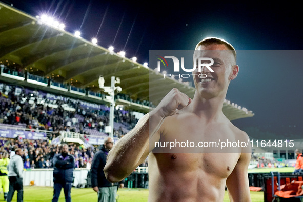 Albert Gudmundsson of ACF Fiorentina celebrates the victory at the end of the Serie A Enilive match between ACF Fiorentina and AC Milan at S...