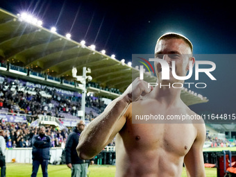 Albert Gudmundsson of ACF Fiorentina celebrates the victory at the end of the Serie A Enilive match between ACF Fiorentina and AC Milan at S...