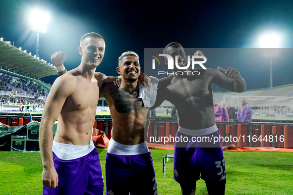 Albert Gudmundsson of ACF Fiorentina celebrates the victory with Dodo and Michael Kayode at the end of the Serie A Enilive match between ACF...