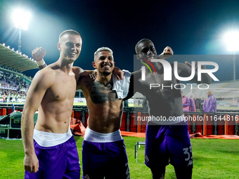 Albert Gudmundsson of ACF Fiorentina celebrates the victory with Dodo and Michael Kayode at the end of the Serie A Enilive match between ACF...