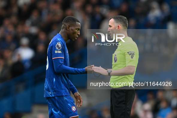 Referee Chris Kavanagh speaks with Nicolas Jackson of Chelsea during the Premier League match between Chelsea and Nottingham Forest at Stamf...