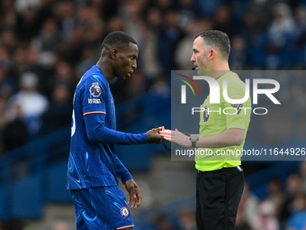 Referee Chris Kavanagh speaks with Nicolas Jackson of Chelsea during the Premier League match between Chelsea and Nottingham Forest at Stamf...