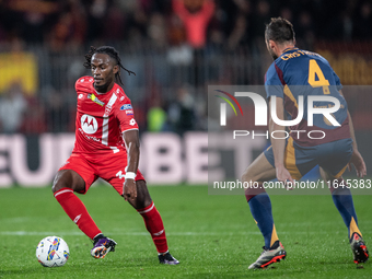 Warren Bondo of AC Monza plays during the Serie A match between Monza and AS Roma at U-Power Stadium in Monza, Italy, on October 6, 2024. (