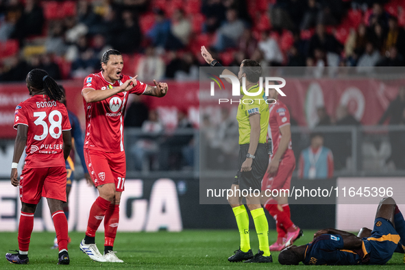 Ivan Juric of AC Monza discusses with the referee Federico La Penna during the Serie A match between Monza and AS Roma at U-Power Stadium in...