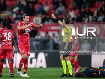 Ivan Juric of AC Monza discusses with the referee Federico La Penna during the Serie A match between Monza and AS Roma at U-Power Stadium in...