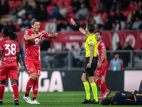 Ivan Juric of AC Monza discusses with the referee Federico La Penna during the Serie A match between Monza and AS Roma at U-Power Stadium in...