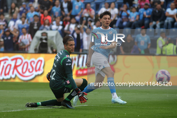 Alexis Gutierrez #14 of Cruz Azul shoots the ball against goalkeeper Luis Unsain #22 of Club Necaxa during the 11th round match of the Torne...