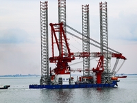 A high-horsepower tugboat pulls the fourth-generation offshore wind power construction platform ''Ganghangping 5'' off the Haixi Heavy Machi...