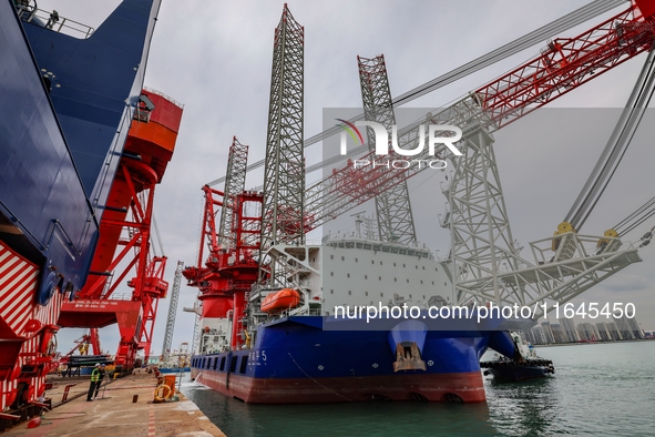 A high-horsepower tugboat pulls the fourth-generation offshore wind power construction platform ''Ganghangping 5'' off the Haixi Heavy Machi...