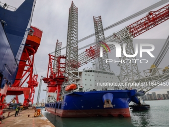 A high-horsepower tugboat pulls the fourth-generation offshore wind power construction platform ''Ganghangping 5'' off the Haixi Heavy Machi...