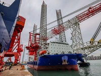 A high-horsepower tugboat pulls the fourth-generation offshore wind power construction platform ''Ganghangping 5'' off the Haixi Heavy Machi...