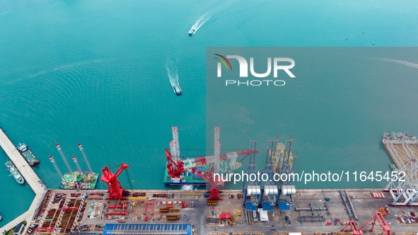 A high-horsepower tugboat pulls the fourth-generation offshore wind power construction platform ''Ganghangping 5'' off the Haixi Heavy Machi...