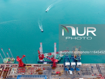 A high-horsepower tugboat pulls the fourth-generation offshore wind power construction platform ''Ganghangping 5'' off the Haixi Heavy Machi...