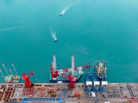 A high-horsepower tugboat pulls the fourth-generation offshore wind power construction platform ''Ganghangping 5'' off the Haixi Heavy Machi...