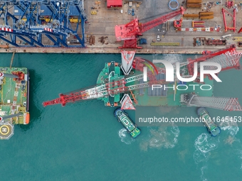 A high-horsepower tugboat pulls the fourth-generation offshore wind power construction platform ''Ganghangping 5'' off the Haixi Heavy Machi...