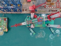 A high-horsepower tugboat pulls the fourth-generation offshore wind power construction platform ''Ganghangping 5'' off the Haixi Heavy Machi...