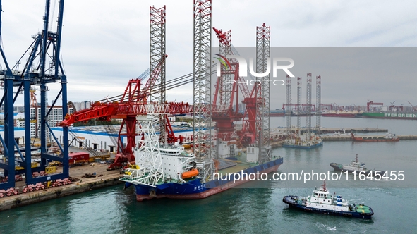 A high-horsepower tugboat pulls the fourth-generation offshore wind power construction platform ''Ganghangping 5'' off the Haixi Heavy Machi...