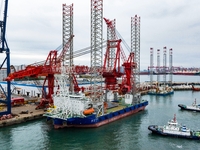 A high-horsepower tugboat pulls the fourth-generation offshore wind power construction platform ''Ganghangping 5'' off the Haixi Heavy Machi...