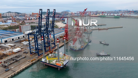 A high-horsepower tugboat pulls the fourth-generation offshore wind power construction platform ''Ganghangping 5'' off the Haixi Heavy Machi...