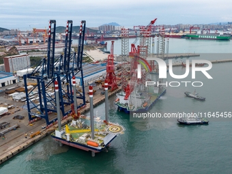 A high-horsepower tugboat pulls the fourth-generation offshore wind power construction platform ''Ganghangping 5'' off the Haixi Heavy Machi...