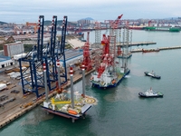 A high-horsepower tugboat pulls the fourth-generation offshore wind power construction platform ''Ganghangping 5'' off the Haixi Heavy Machi...