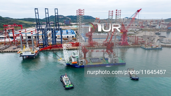 A high-horsepower tugboat pulls the fourth-generation offshore wind power construction platform ''Ganghangping 5'' off the Haixi Heavy Machi...