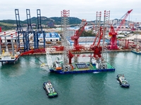 A high-horsepower tugboat pulls the fourth-generation offshore wind power construction platform ''Ganghangping 5'' off the Haixi Heavy Machi...