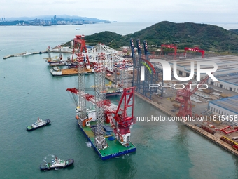 A high-horsepower tugboat pulls the fourth-generation offshore wind power construction platform ''Ganghangping 5'' off the Haixi Heavy Machi...