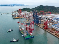 A high-horsepower tugboat pulls the fourth-generation offshore wind power construction platform ''Ganghangping 5'' off the Haixi Heavy Machi...