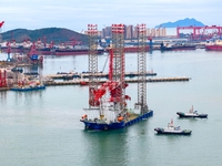 A high-horsepower tugboat pulls the fourth-generation offshore wind power construction platform ''Ganghangping 5'' off the Haixi Heavy Machi...