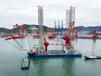 A high-horsepower tugboat pulls the fourth-generation offshore wind power construction platform ''Ganghangping 5'' off the Haixi Heavy Machi...