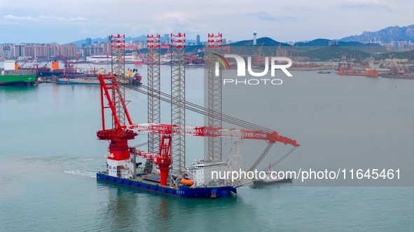 A high-horsepower tugboat pulls the fourth-generation offshore wind power construction platform ''Ganghangping 5'' off the Haixi Heavy Machi...