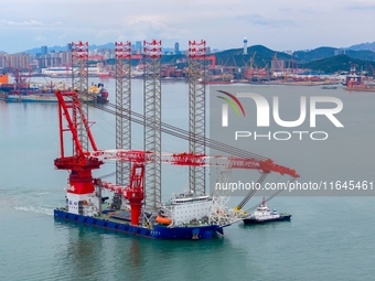 A high-horsepower tugboat pulls the fourth-generation offshore wind power construction platform ''Ganghangping 5'' off the Haixi Heavy Machi...