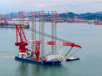 A high-horsepower tugboat pulls the fourth-generation offshore wind power construction platform ''Ganghangping 5'' off the Haixi Heavy Machi...