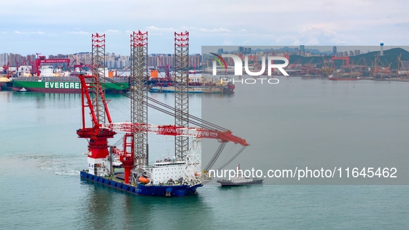 A high-horsepower tugboat pulls the fourth-generation offshore wind power construction platform ''Ganghangping 5'' off the Haixi Heavy Machi...