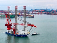 A high-horsepower tugboat pulls the fourth-generation offshore wind power construction platform ''Ganghangping 5'' off the Haixi Heavy Machi...