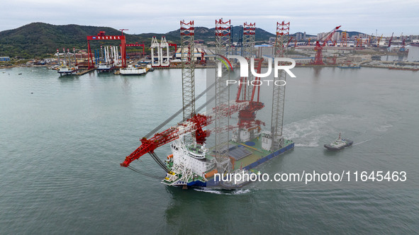 A high-horsepower tugboat pulls the fourth-generation offshore wind power construction platform ''Ganghangping 5'' off the Haixi Heavy Machi...