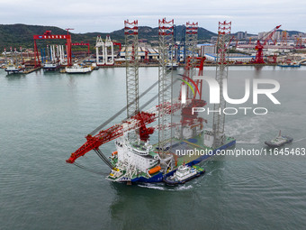 A high-horsepower tugboat pulls the fourth-generation offshore wind power construction platform ''Ganghangping 5'' off the Haixi Heavy Machi...