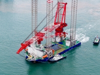 A high-horsepower tugboat pulls the fourth-generation offshore wind power construction platform ''Ganghangping 5'' off the Haixi Heavy Machi...