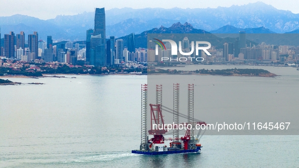 A high-horsepower tugboat pulls the fourth-generation offshore wind power construction platform ''Ganghangping 5'' off the Haixi Heavy Machi...