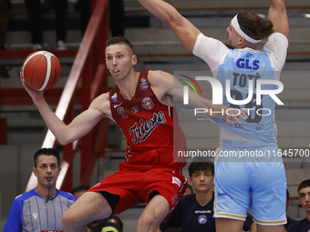 Jarrod Uthoff of Trieste is in action during the Italy Basket Serie A match between Napoli Basket and Pallacanestro Trieste at Fruit Village...