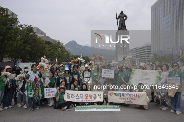 Around 50 participants from Consumer Climate Action and Seoul iCOOP Cooperative gather in front of Daehanmun Gate, Deoksugung Palace, to cal...