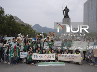 Around 50 participants from Consumer Climate Action and Seoul iCOOP Cooperative gather in front of Daehanmun Gate, Deoksugung Palace, to cal...