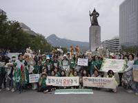 Around 50 participants from Consumer Climate Action and Seoul iCOOP Cooperative gather in front of Daehanmun Gate, Deoksugung Palace, to cal...