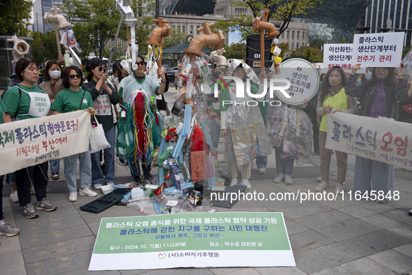 Around 50 participants from Consumer Climate Action and Seoul iCOOP Cooperative gather in front of Daehanmun Gate, Deoksugung Palace, to cal...