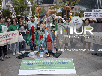 Around 50 participants from Consumer Climate Action and Seoul iCOOP Cooperative gather in front of Daehanmun Gate, Deoksugung Palace, to cal...