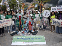 Around 50 participants from Consumer Climate Action and Seoul iCOOP Cooperative gather in front of Daehanmun Gate, Deoksugung Palace, to cal...