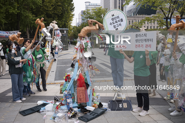 Around 50 participants from Consumer Climate Action and Seoul iCOOP Cooperative gather in front of Daehanmun Gate, Deoksugung Palace, to cal...